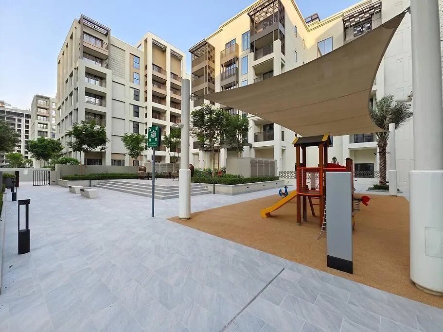 Creek Beachfront Heaven: 1Br Luxe Harbor Flat Dubai Apartment