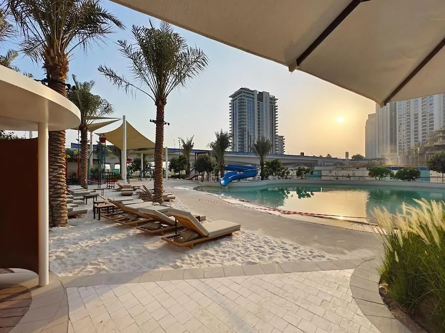 Creek Beachfront Heaven: 1Br Luxe Harbor Flat Dubai