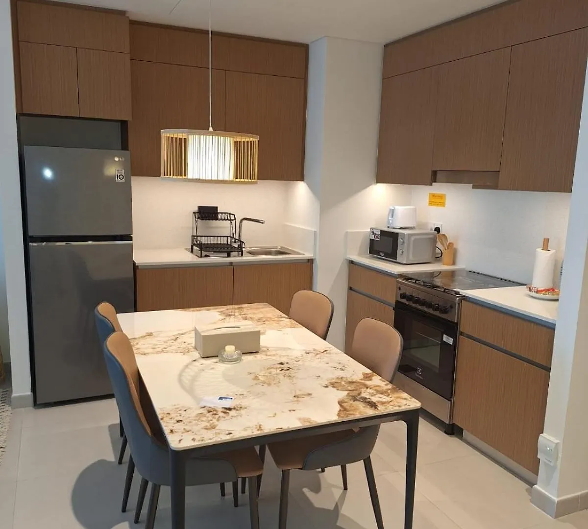 Creek Beachfront Heaven: 1Br Luxe Harbor Flat Dubai