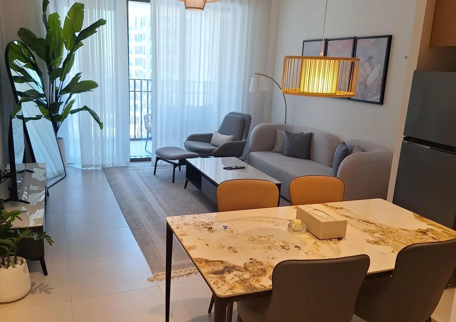 Creek Beachfront Heaven: 1Br Luxe Harbor Flat Dubai Apartment